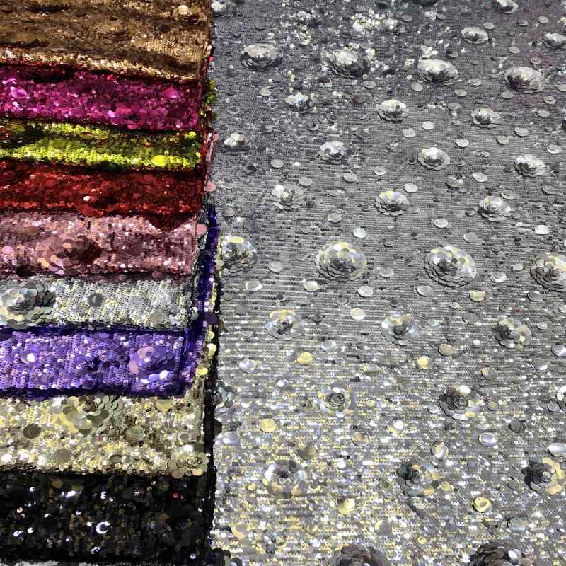 ・素材: ポリエステル・生地幅: 125cm・刺繍加工: スパンコール刺繍（5+9+12+18mm）・用途: シャツ、ウェディングドレス、ルームウェア、バッグ、キャミソール、ワンピース、ファッション、チャイナドレス、装飾布、舞台衣装、テーブルクロス・デザイン: 精細デザイン・カラー展開: ホワイトシルバー、オールブラック、ライトゴールド、パープルブラック、シルバーブラック、ピンク、レッド、ローズピンク、蛍光グリーン、ブロンズゴールド、マットシルバー
