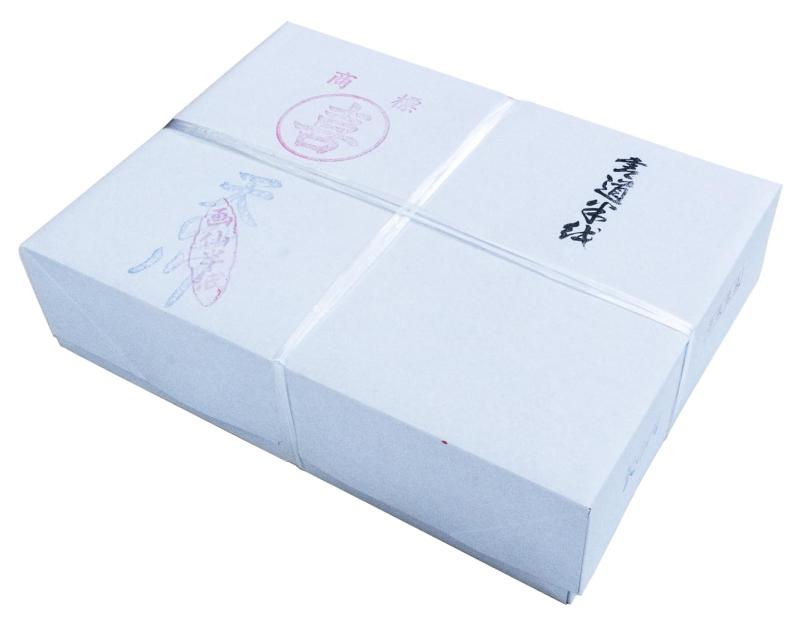書道半紙 天の川 1000枚 練習用 にじみにくく 書きやすい 因州和紙【鳥取県産・因州和紙使用】書道半紙 1000枚入り、小中学生の書写授業から大人の練習用まで対応　鳥取県の伝統工芸「因州和紙」を使用した高品質な書道半紙です。にじみが少なく、筆の運びも軽やかで、初心者から経験者まで幅広くお使いいただけます。紙質はなめらかで扱いやすく、トメ・ハネ・ハライなど運筆の基本がきれいに表現できるのも特長です。ひらがな、カタカナ、漢字の練習に最適で、文字の形を正しく美しく書く練習にぴったり。特に小中学生の書写授業や、大人の書道練習用としてご好評をいただいております。1セット1000枚入りの大容量で、学校や書道教室、個人練習など、さまざまな場面に対応。リピーターの多い人気商品です。サイズ：半紙判243×334mm　入数：1000枚　製造方法：機械漉き 因州和紙