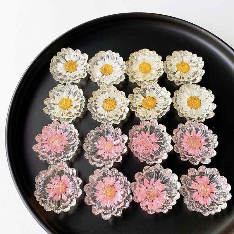 ・カテゴリ: DIYアクセサリーパーツ・加工技術: 樹脂コーティング・主な素材: プラスチック、樹脂・カラー展開: デコ雛菊、デコピンク雛菊・サイズ: 3.5cm・重量: 約4g・デザイン特徴: 花、デコ雛菊、花びら、向日葵