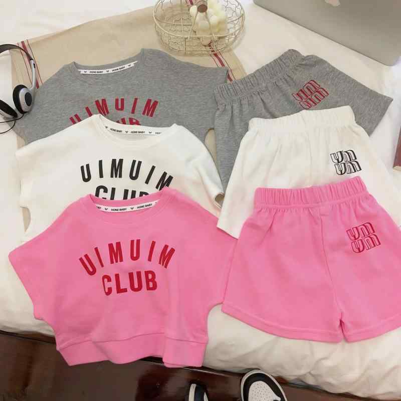 ・カテゴリ: 子供用セットアップ・対象性別: 女の子・スタイル: スポーツ・セット内容: トップス、パンツの2点セット・対象年齢: 8歳以上（身長140cm以上）・袖丈: 半袖・パンツ丈: ショートパンツ・生地の厚さ: 薄手・デザイン: スポーツ・主な素材: 綿・素材の含有率: 綿96%以上未満・安全基準: B類・着用タイプ: プルオーバー・カラー展開: ホワイト、ライトグレー、ピンク・サイズ展開: 80、90、100、110、120、130、140、150