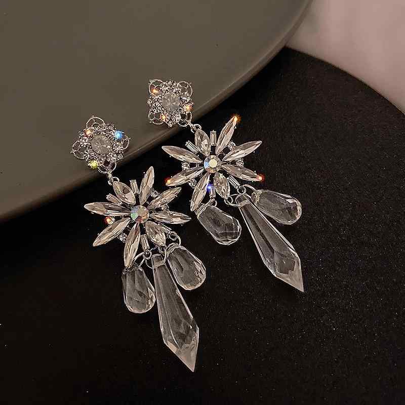 ・カテゴリ: 耳飾り・素材: 亜鉛合金・デザイン: 花・加工技術: ラインストーン埋め込み・カラー展開: フラワー耳飾り・トレンド要素: フローズンフラワー・スタイル: 欧米風、ファッション通勤・対象: レディース
