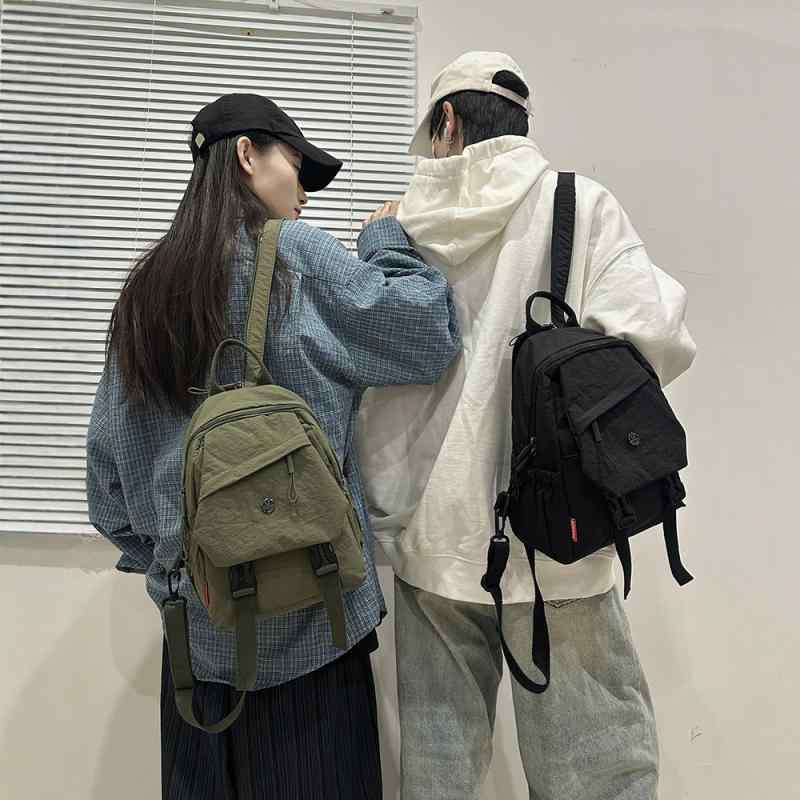 ・カラー展開: アイボリー、ブラック、イエロー、グリーン・対象性別: ユニセックス・対応シーン: 日常使い・主な素材: ナイロン・スタイル: カジュアル、旅行・容量: 20-35L・機能: 負担軽減・柄: 無地・裏地素材: ポリエステル・デザイン要素: ステッチ・背面システム: エアクッションストラップ