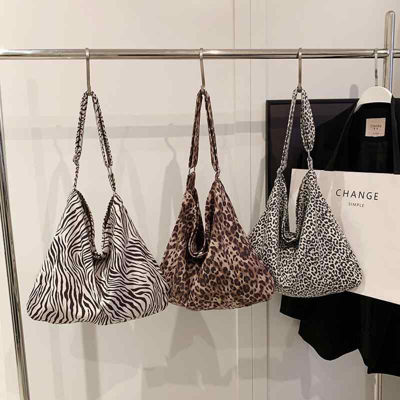 ・カラー展開: ゼブラブラック、レオパードブラウン、レオパードブラック・スタイル: 欧米レトロ・主な素材: キャンバス・バッグサイズ: 大・推奨シーン: 日常使い・デザイン要素: レオパード柄・裏地素材: ポリエステル・バッグの形状: 横型スクエア・バッグ内部構造: 携帯ポケット、IDポケット・アウターバッグの種類: 立体ポケット・硬さ: ソフト・ショルダーストラップ本数: 1本