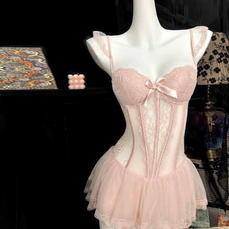 ・カテゴリ: ルームウェア、制服風・スタイル: キュート・主な素材: ポリエステル・素材の含有量: 50%以上70%未満・適応性別: 女性・カラー展開: ヌードピンク（スリップ・ショーツセット）、ブラック（スリップ・ショーツセット）、ホワイト（スリップ・ショーツセット）、ホワイト（スリップ・ショーツ・ホワイトストッキングセット）、ヌードピンク（スリップ・ショーツ・ホワイトストッキングセット）、ブラック（スリップ・ショーツ・ブラックストッキングセット）、ヌードピンク（スリップ・ショーツ・ブラックストッキングセット）・サイズ展開: M（160）、L（165）