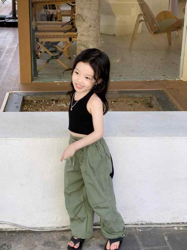 ・カテゴリ: 子供用タンクトップ、キャミソール・対象性別: 女の子・スタイル: 韓国風・デザイン: ノースリーブ、首掛け吊り下げストラップ・対象年齢: 中小の子供（3～8歳、身長100～140cm）・生地加工: 柔軟加工・柄: 無地・デザイン要素: スポーツ、トレンド、欧米風・主な素材: 綿・素材割合: 90%・安全基準: B類・ネックライン: クルーネック・フード: なし・カラー展開: ブラック・サイズ展開: 90cm、100cm、110cm、120cm、130cm、140cm