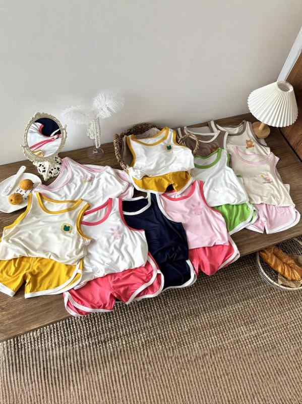 ・カテゴリ: 子供用タンクトップ、キャミソール・スタイル: カジュアル・対象性別: ユニセックス・袖丈: ノースリーブ・対象年齢: 中小童（3〜8歳、身長100〜140cm）・生地加工: 柔軟処理・柄: 無地・主な素材: モダール・主素材の含有量: 96%・安全基準: A類・ネックライン: クルーネック・フード: なし・カラー展開: ネイビー、ピンク、ブラウン、パープル、イエロー・サイズ展開: 73cm、80cm、90cm、100cm、110cm、120cm、130cm、140cm