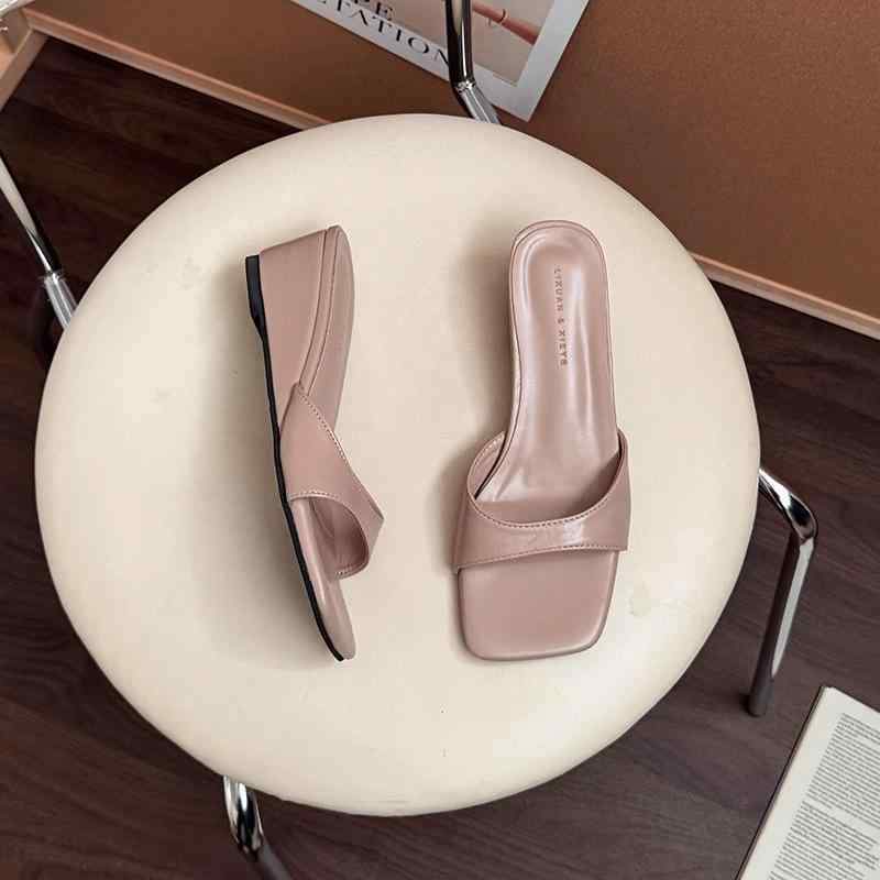 ・カテゴリ: 一字型サンダル・カラー展開: 薄ピンク、シルバー、ベージュ・サイズ展開: 35、36、37、38、39・アッパー素材: マイクロファイバー・スタイル: レトロ・つま先形状: スクエアトゥ・ソール素材: ゴム・ライニング素材: マイクロファイバー