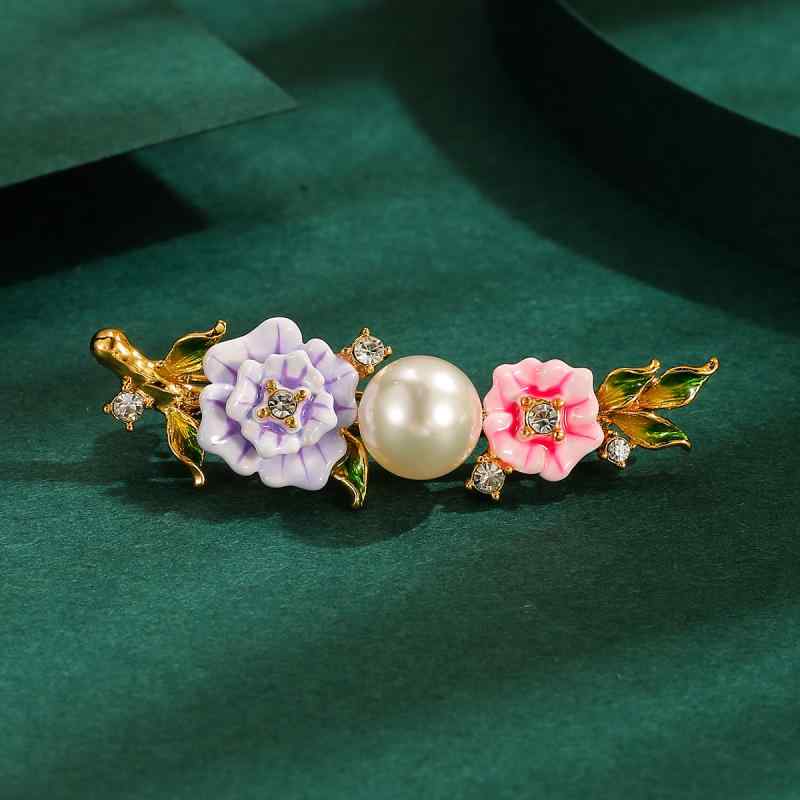 ブローチ レディース ローズ 薔薇 2色 エナメル クリスタル パール フレンチ エレガント 気品 アクセサリー 上品 フォーマル カジュアル プレゼント ギフト