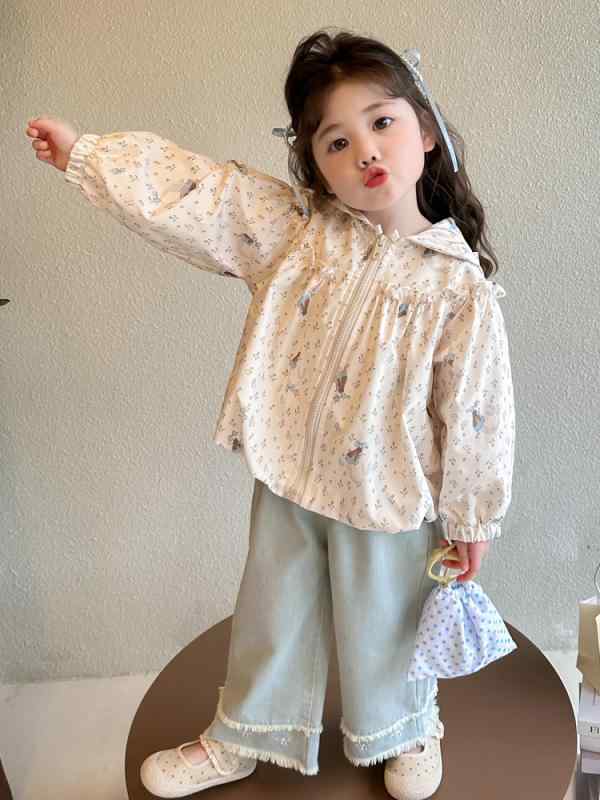 ・カテゴリ: 子供用ジャケット・アウター・対象性別: 女の子・対象年齢: 3〜8歳（100〜140cm）・ネックライン: クルーネック・スタイル: スウィート、キュート・厚み: 普通・フード: フード付き・袖丈: 長袖・安全基準: B類・主な素材: ポリエステル ・裏地素材: ポリエステル・開閉仕様: ファスナー・カラー展開: ピンク、アプリコット・対応身長: 90cm、100cm、110cm、120cm、130cm、140cm・着丈: ショート丈・ライナー: ライナーなし