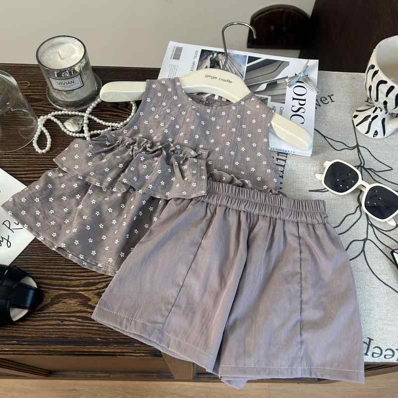 ・カテゴリ: 子供服セット・スタイル: 韓国風・セット内容: トップス、パンツ（2点セット）・対象性別: 女の子・対象年齢: 3〜8歳・袖丈: ノースリーブ・パンツ丈: ショートパンツ・厚さ: 薄手・柄: 花柄・主な素材: ポリエステル・素材の割合: 80%・開閉仕様: プルオーバー・カラー展開: 小花柄トップス、ショートパンツ・サイズ展開: 80cm、90cm、100cm、110cm、120cm、130cm、140cm、150cm