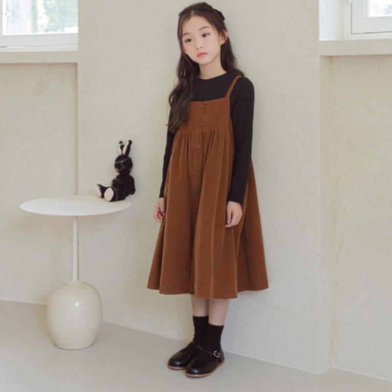 ・カテゴリ: 子ども用セットアップ・対象性別: 女児・スタイル: 韓国風・セット内容: スカートセット（2点セット）・対象年齢: 3～8歳・袖丈: 長袖・厚み: 普通・柄: 無地・主な素材: 綿 ・安全基準: B類・留め具の種類: シングルブレスト・カラー展開: ブラウン高領インナー、ジャンパースカート、ブラックランタンスリーブインナー（春秋用）、ブラックランタンスリーブインナー（裏起毛）、ブラウンランタンスリーブインナー（春秋用）、ブラウンランタンスリーブインナー（裏起毛）、ブラウン高領インナー（裏起毛）・サイズ展開: 120cm、130cm、140cm、150cm、160cm、165cm