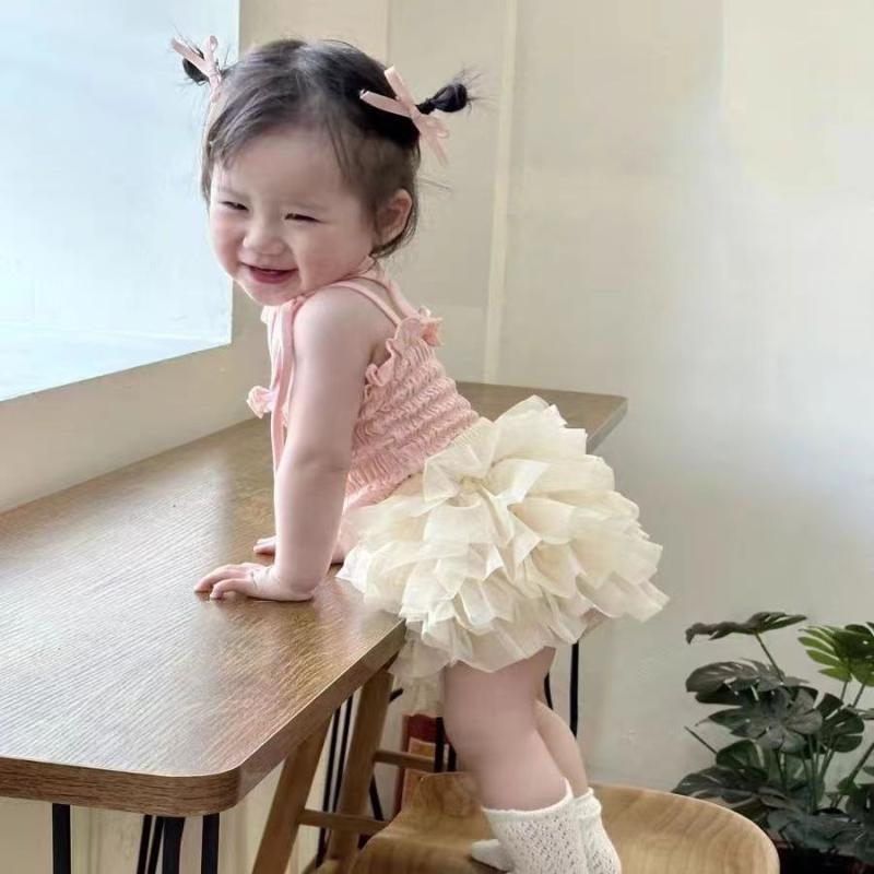 ・カテゴリ: 子供服セット・性別: 女児・スタイル: スウィート・セット内容: トップス、ショートパンツ（2点セット）・対象年齢: 3〜8歳・袖丈: 半袖・パンツ丈: ショートパンツ・生地加工: プリーツ加工、柔軟加工・生地の厚さ: 薄手・柄: ドット柄・デザイン要素: セットアップ、可愛い、チュール・素材: ポリエステル51%・安全基準: B類・着用方法: 被り・カラー展開: ピンク（トップス）＋アプリコット（ショートパンツ）、ホワイト（トップス）＋ブラック（ショートパンツ）・サイズ展開: 80（推奨身長65-70cm）、90（推奨身長75-80cm）、100（推奨身長85-90cm）、110（推奨身長95-100cm）、120（推奨身長105-110cm）、130（推奨身長115-120cm）