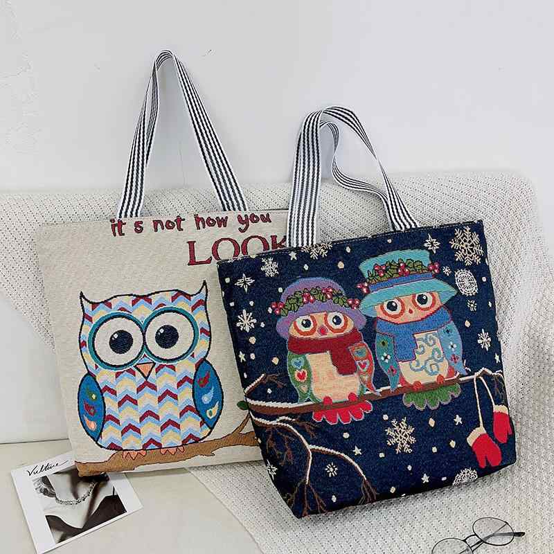 ・カラー展開: シングル刺繡・ブルーフクロウ、シングル刺繡・スリーフクロウ、シングル刺繡・グッドフレンド、シングル刺繡・ナイトフクロウ、シングル刺繡・グリーンフクロウ、シングル刺繡・ディアフクロウ、シングル刺繡・ツインエレファント、シングル刺繡・キュートキャット、ダブル刺繡・ブルーフクロウ、ダブル刺繡・スリーフクロウ、ダブル刺繡・グッドフレンド、ダブル刺繡・ナイトフクロウ、ダブル刺繡・グリーンフクロウ、ダブル刺繡・ディアフクロウ、ダブル刺繡・ツインエレファント、ダブル刺繡・キュートキャット、シングル刺繡・ラッキーエレファント、ダブル刺繡・ラッキーエレファント・スタイル: ジェンダーレス・主な素材: キャンバス・サイズ: L・推奨シーン: カジュアル・裏地: ポリエステル・形状: 横型スクエア・開閉方法: ファスナー・バッグ内構造: ファスナーポケット・硬さ: やや柔らかめ