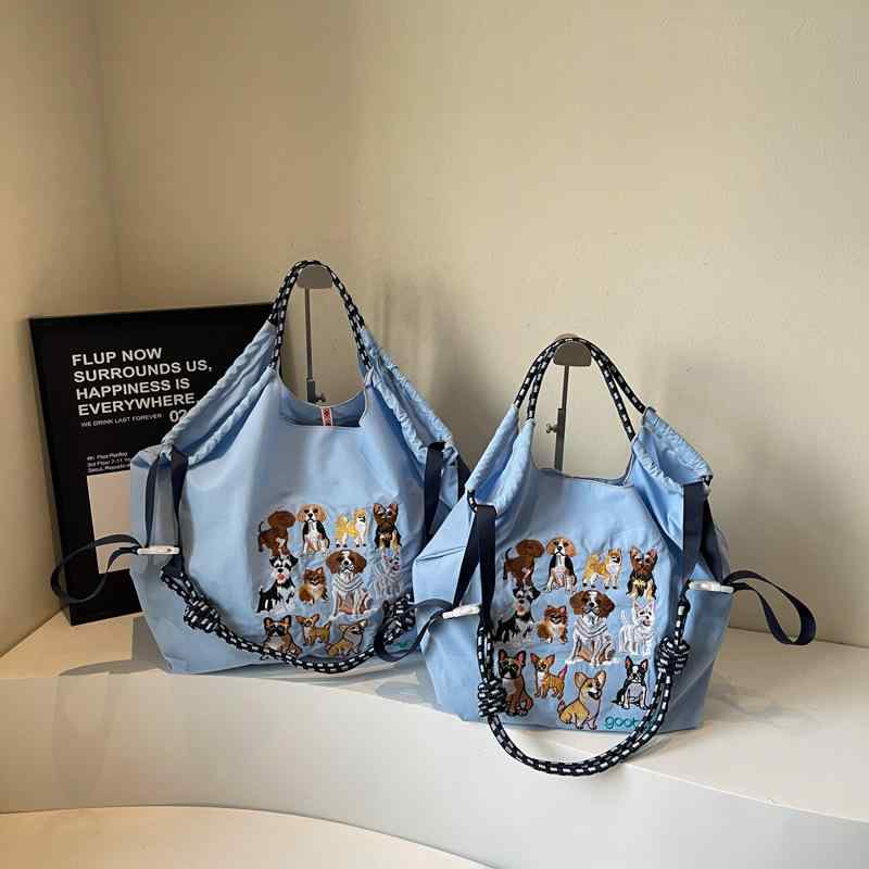 ・カラー展開: ダークグレー、オフホワイト、ピンク、イエロー、ライトグレー、ブルー・スタイル: ジェンダーレス・主な素材: 布・バッグの形状: 横型スクエア・開閉方式: ファスナー・バッグのサイズ: 大・裏地素材: ナイロン・バッグの内側構造: カードポケット・硬さ: やや柔らかめ・外ポケットの種類: 内パッチポケット・ショルダーストラップ本数: 1本・サイズ展開: M、L、M（ストラップ付き）、L（ストラップ付き）・対応シーン: デイリーユース