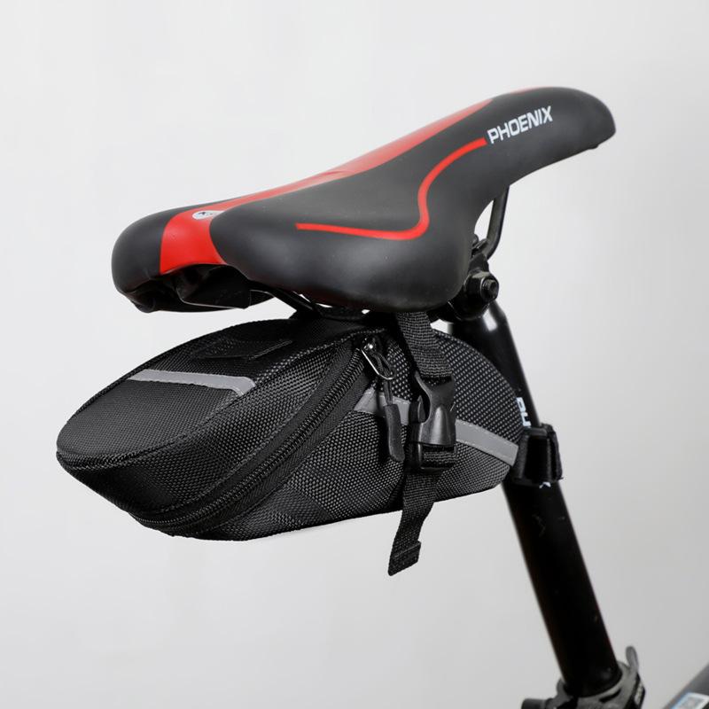 ・カテゴリ: 自転車用サドルバッグ・主な素材: ポリエステル・機能: 収納・カラー展開: ブラック、レッド、ブルー・サイズ: 10cm
