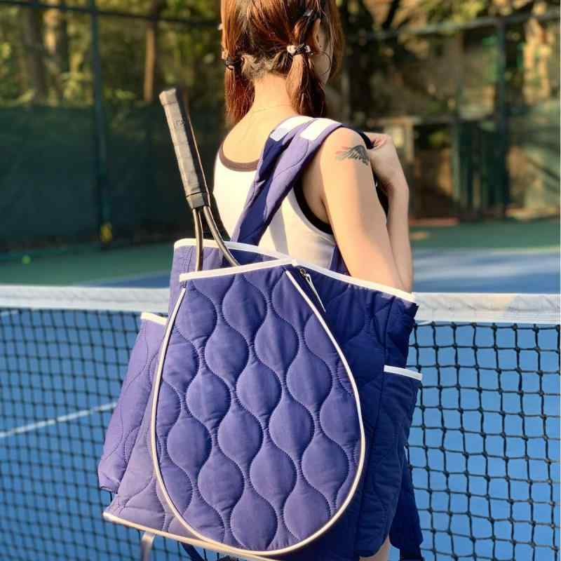 ・カテゴリ: ラケットバッグ（バドミントン・テニス用）・主な素材: ダイビング生地（ウェットスーツ素材）、防水生地・対象年齢: 成人・推奨シーン: フィットネス、スポーツ、のアウトドアバッグ・カラー展開: ブラック、レッド、グレー、ベージュ、イエロー、ピンク、グリーン、ブルー、オフホワイト、ロータスピンク、ホワイト、キャンバス柄