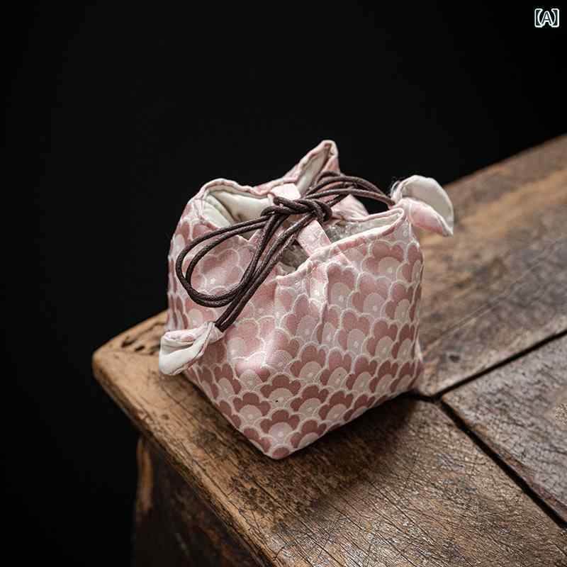 bloomelierの収納バッグ 茶器用 巾着袋 厚手 携帯用 急須 湯呑み 茶缶 収納袋 持ち運び 旅行 アウトドア 防塵 緩衝 保護｜アングル2