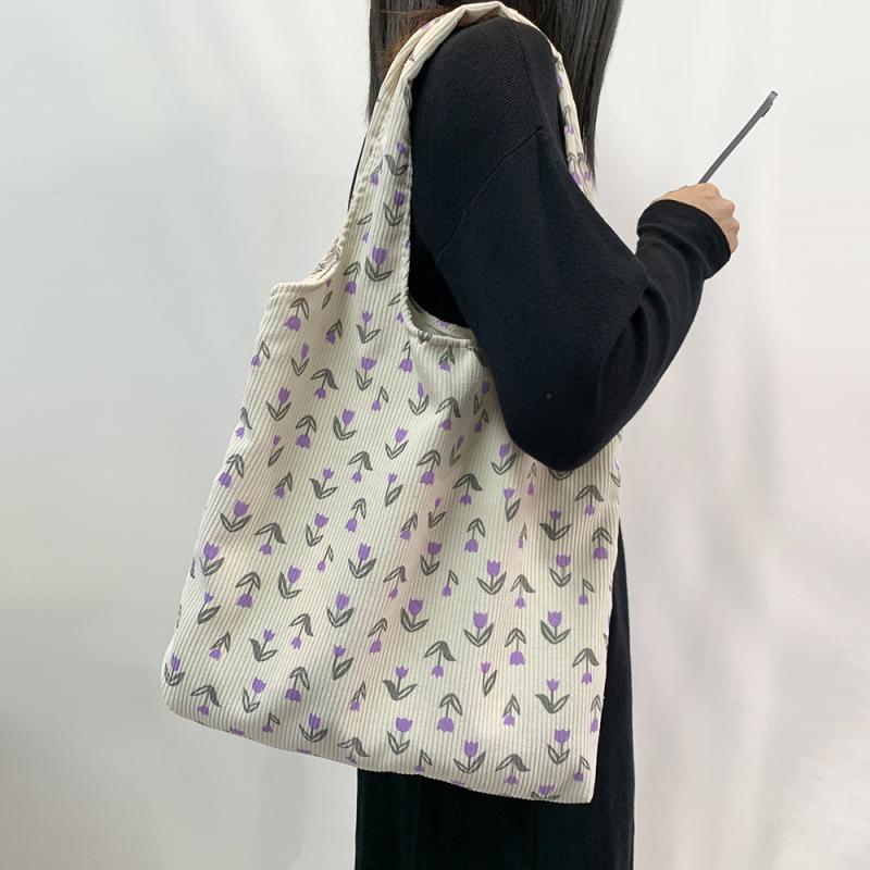 ・カテゴリ: 托特包（トートバッグ）・スタイル: 跨境風潮（海外トレンド風）・素材: 灯芯絨（コーデュロイ）・サイズ: 大・デザイン要素: 花、プリント・裏地: ポリエステル綿・バッグの形状: ベスト型・開閉方式: オープン・バッグ内部構造: ファスナーポケット、携帯電話ポケット・硬さ: やや柔らかめ・外ポケットの種類: 内ポケット・カラー展開: パープルチューリップ（裏地あり）、オレンジチューリップ（裏地あり）・ショルダーストラップ本数: 2本・着用シーン: デイリー