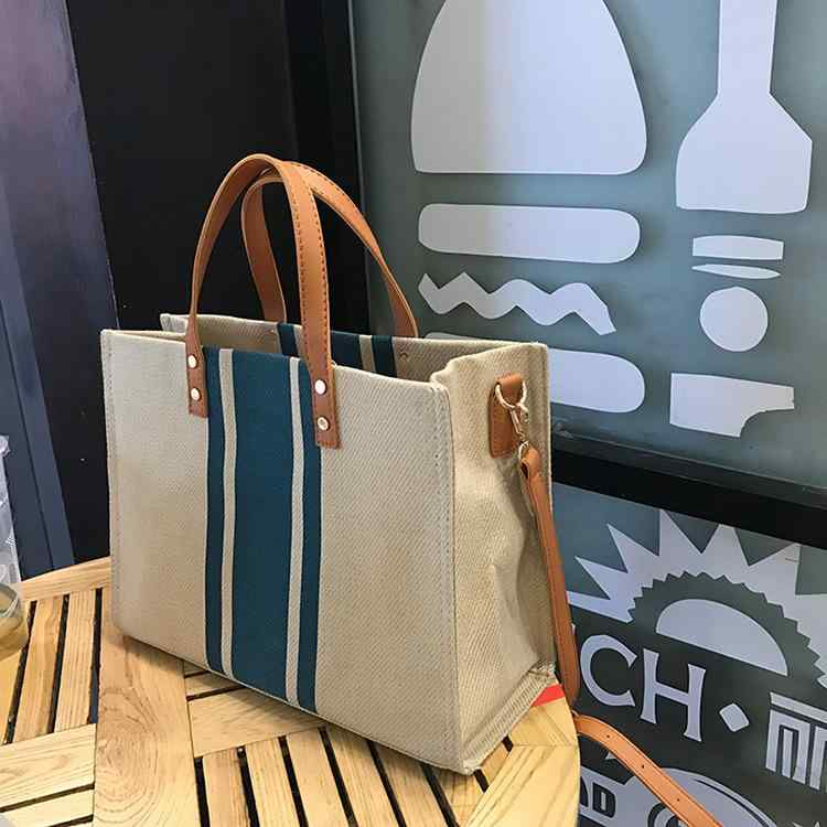 ・カラー展開: ネイビー（ストライプ・仕切りなし）、ネイビー（ストライプ・仕切りあり）、ネイビー（ストライプ・ファスナー仕様）、ブラック（ストライプ・仕切りあり）・スタイル: 欧米レトロ・主な素材: キャンバス・バッグの形状: トートバッグ・サイズ: 大・流行要素: バイカラー、チェック柄、切り替え・裏地素材: ポリエステル・バッグの形状: 横型スクエア・開閉方式: ファスナー・硬さ: やや硬め・外ポケットの種類: 内ポケット・ショルダーストラップの本数: 1本・おすすめシーン: デイリーカジュアル