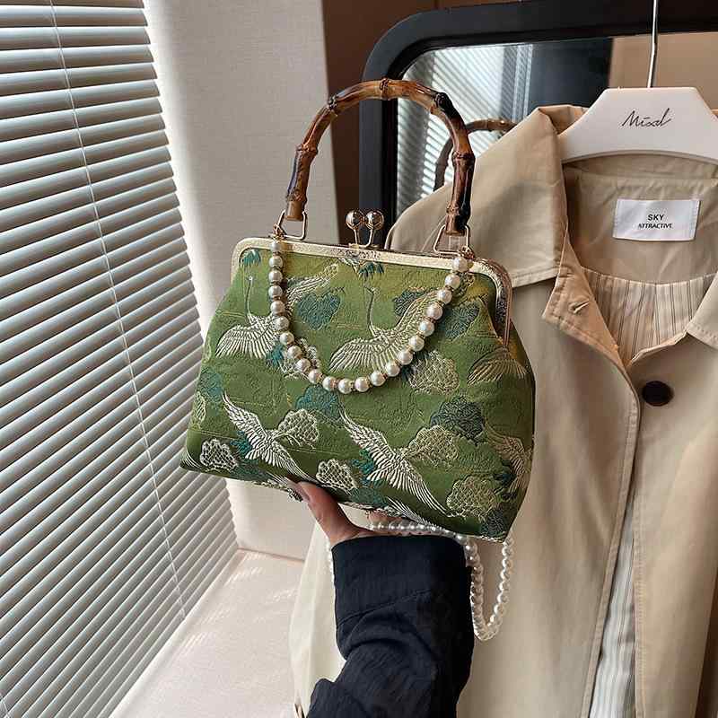 ・カラー展開: グリーン、ブルー、ゴールド・スタイル: 文芸国風・主な素材: 布・バッグのトレンドスタイル: スクエアバッグ・バッグのサイズ: 小・トレンド要素: バイカラー・裏地素材: 布・バッグの形状: シェル型・開閉方式: ロック式・バッグ内部構造: ファスナーポケット・硬度: ソフト・外ポケットの種類: 内ポケット・対応シーン: 日常コーディネート・ショルダーストラップの本数: 1本