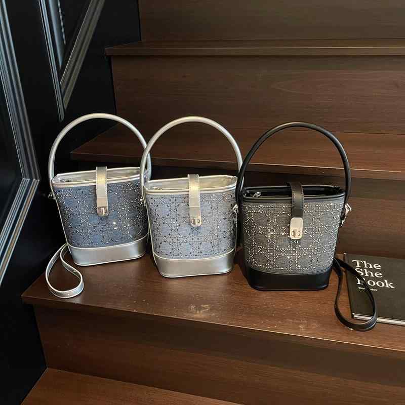 ・カラー展開: ブラック、ダークブルー、ライトブルー・スタイル: 都市ミニマリズム・素材: PU・バッグのスタイル: バケットバッグ・サイズ: 大・デザイン要素: 飾りステッチ・裏地素材: ポリエステル・バッグの形状: 縦型スクエア・開閉方法: ファスナー・内部構造: ファスナー付き仕切りポケット・硬さ: やや柔らかめ・外ポケットの種類: 内パッチポケット・肩ひもの数: 1本・おすすめシーン: 日常コーディネート