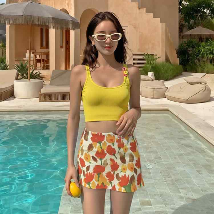 ・カテゴリ: 水着・性別: 女性用・対象年齢: 成人・スタイル: 無地、セクシー、フレッシュ、欧米風、コンサバティブ・仕様: 胸パッドあり、ワイヤーなし・素材: ナイロン、スパンデックス（18%）・重量: 300g・裏地素材: ポリエステル、スパンデックス（5%）・着用シーン: 水泳、マリンスポーツ・カラー展開: イエロー・サイズ展開: S、M、L・袖丈: ノースリーブ・デザイン: ビキニショーツ