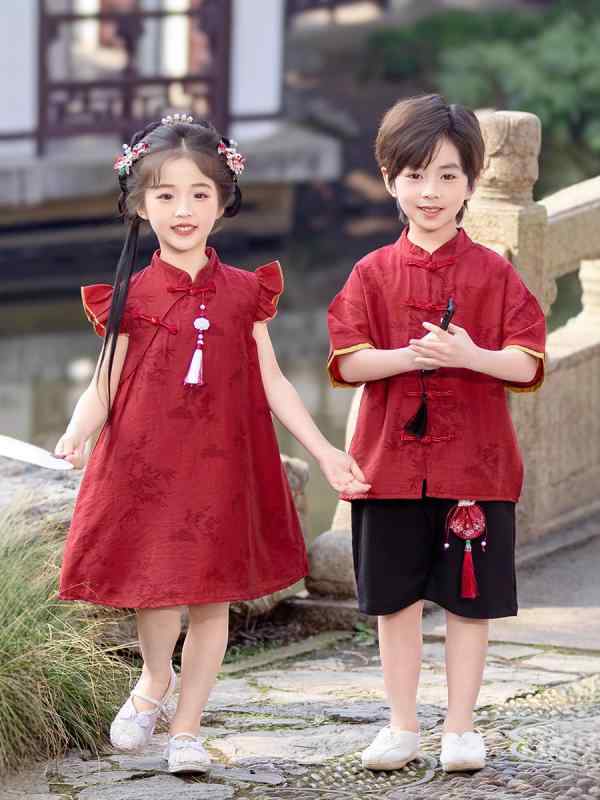 ・柄: プリント・生地加工: 柔軟処理・デザイン要素: セットアップ、プリント・素材: 綿・スタイル: チャイナ風、唐装・生地の厚さ: 薄手・カラー展開: 男児セット（香包付属）、女児ワンピース（ペンダント付属）・サイズ展開: 90cm、100cm、110cm、120cm、130cm、140cm、150cm・対象年齢: 3〜8歳（100〜140cm）・着用シーン: 通学、ギフト、日常、お出かけ、通気、吸汗・カテゴリ: 子供用旗袍・唐装・民族衣装