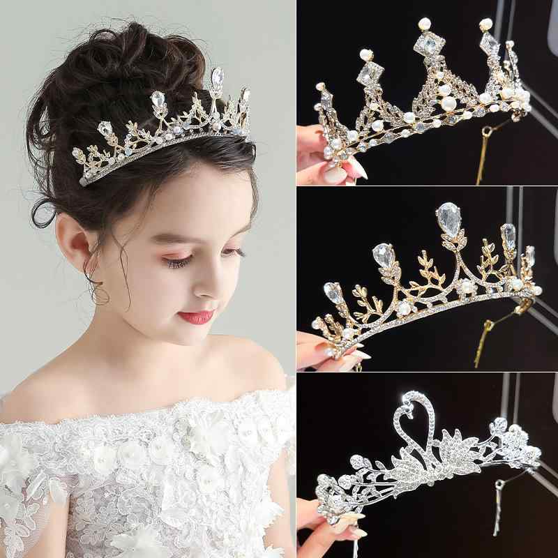 ・カテゴリ: ヘアアクセサリー・対象: 子ども・スタイル: 子ども用・デザイン: ティアラ、クラウン、白鳥、リーフ、タワー、フラワー、ピーコック、ハート、波型・カラー展開: パール、ゴールド、シルバー・セット内容: カチューシャ、コームヘアピン、2点セット、3点セット・デザイン要素: プリント、染め