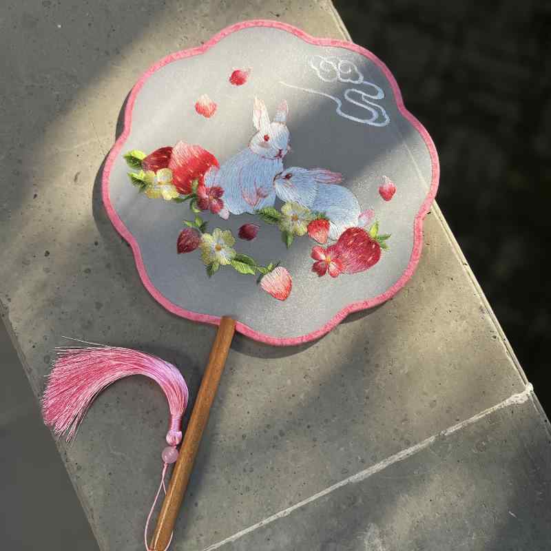 ・カテゴリ: 団扇・サイズ: 円形・工芸: ハンドメイド・スタイル: 新中華風・カラー展開: 草莓兔（団扇+バッグセット）、草莓兔（バッグ単品）、草莓兔（団扇単品）、ギフトボックス+手提げ袋、扇子立て、両面刺繍（銀蝶牡丹）、両面刺繍（白木蓮）、両面刺繍（蘭蝶）、両面刺繍（月下美人）、両面刺繍（飛仙木蓮）、両面刺繍（安夏）、両面刺繍（黒地蘭）、両面刺繍（金牡丹）、両面刺繍（金蓮華）
