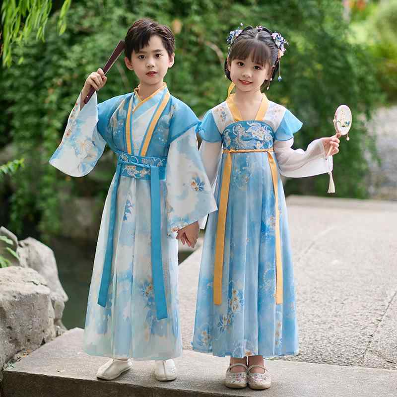 ・カテゴリ: 子供用唐装・民族衣装・スタイル: 中国風・柄: 花柄、プリント・素材: ポリエステル（インナー）、シフォン、スパンデックス ・生地加工: 柔軟処理・セット内容: セットアップ・生地の厚さ: 普通・カラー展開: 男児用錦鯉、女児用錦鯉（髪飾り・眉心シール付き）、男児用錦鯉＋白雲シューズセット、女児用錦鯉＋刺繍シューズセット・サイズ展開: 110cm、120cm、130cm、140cm、150cm、160cm、170cm・対象年齢: 3〜8歳（身長100〜140cm）