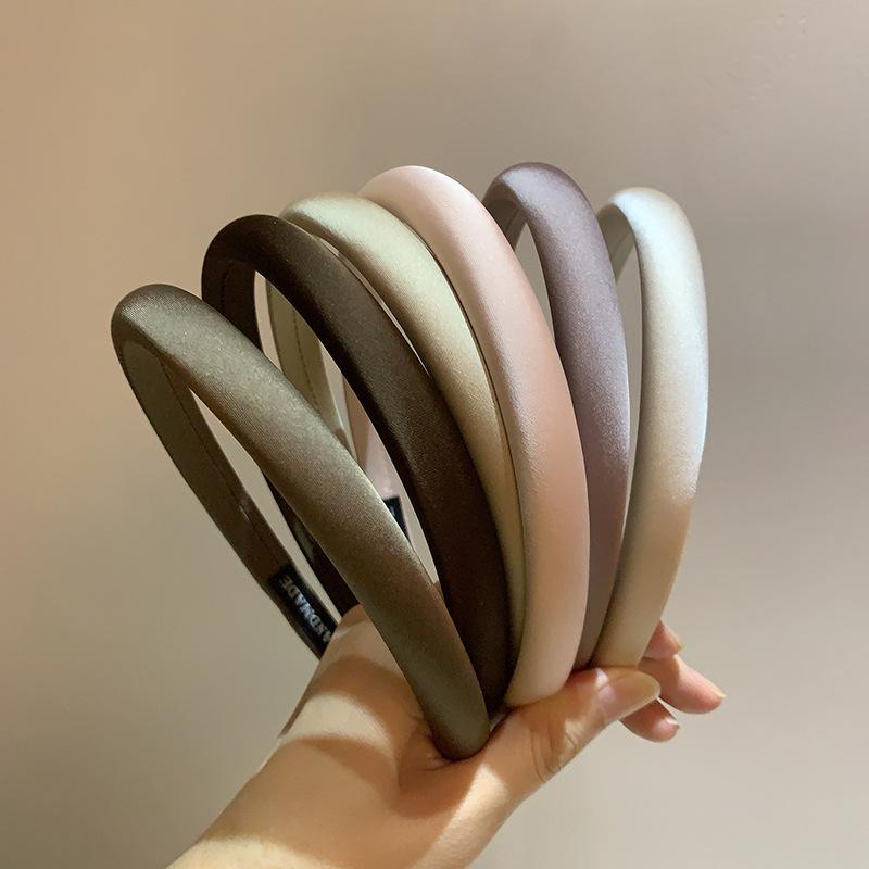 ・カテゴリ: ヘアアクセサリー・素材: 布・加工方法: 手縫い・カラー展開: ブラック、レッド、イエロー、グレーブラウン、ブラウン、カーキ、ブルー、ヌードピンク、オフホワイト、ライトグリーン、ダークベージュ、ダークブラウン・スタイル: シンプル、フェミニン、通勤向け・ターゲット層: 女性・サイズ: 幅1.5cm