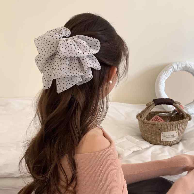 ・カテゴリ: ヘアアクセサリー・素材: 混合素材・タイプ: ヘアクリップ・デザイン: リボン・カラー展開: アイボリー（ドット柄）、ブラック（ドット柄リボン）・スタイル: 韓国風、フェミニン・対象: レディース