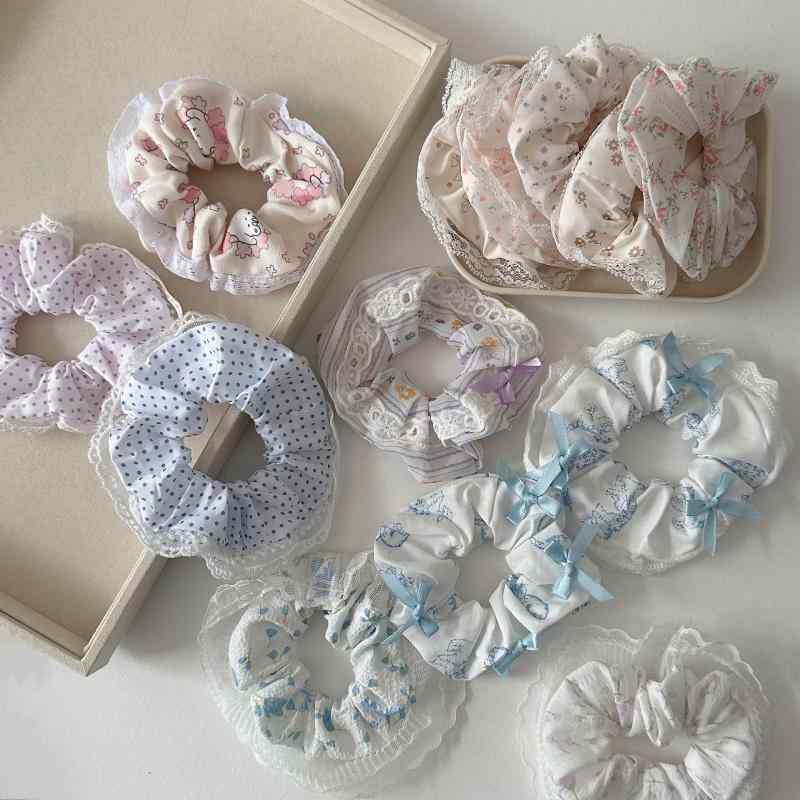 ・カテゴリ: ヘアゴム・素材: 布・加工: ハンドメイド・カラー展開: プリントホワイト、パープルリボン、ピンクフローラルレース、ピンクフローラル、ブルードットレース、ピンクドットレース、パープルフローラル、ブルーフローラル・スタイル: スイート、フレッシュ