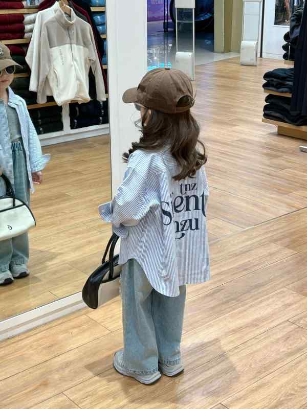 ・カテゴリ: 子供用シャツ・対象性別: 女の子・対象年齢: 3〜8歳・スタイル: 韓国風・ネックライン: 折り襟・袖丈: 長袖・柄: ボーダー・主な素材: 綿 95%・安全基準: B類・カラー展開: ロングシャツ、ダメージジーンズ・サイズ展開: 90cm、100cm、110cm、120cm、130cm、140cm