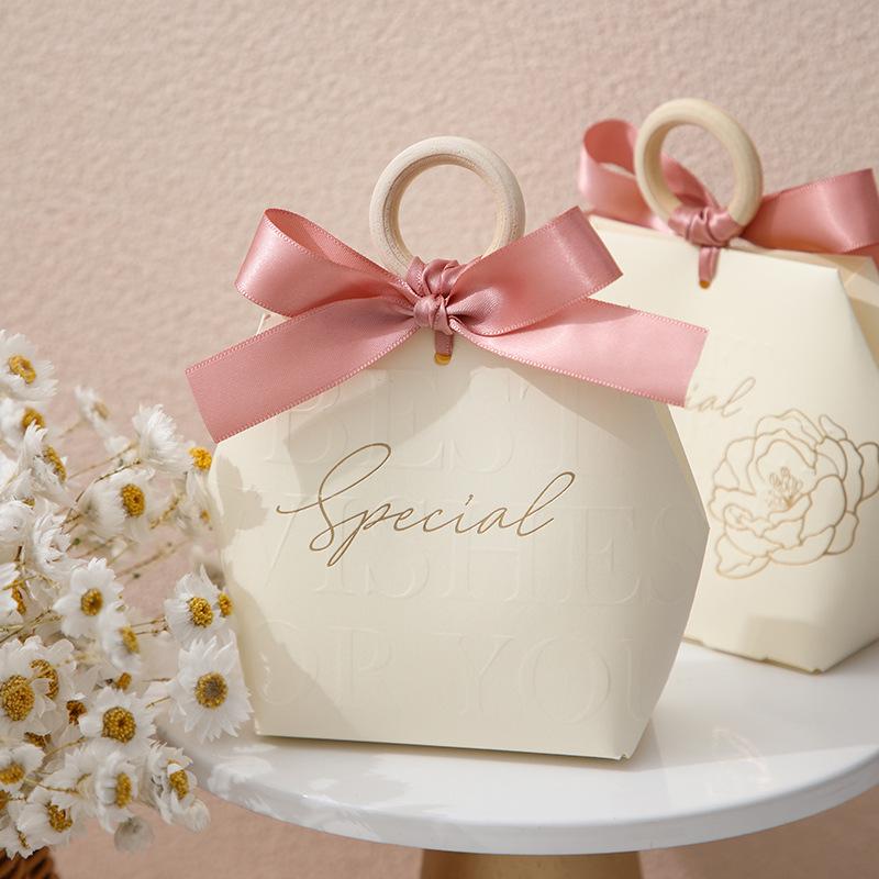 ・サイズ: 約9×5×10cm・カラー展開: ワインレッド（ヨーロピアンタイプ）、ベージュ（ピンク系リボン）、ベージュ（シャンパン系リボン）、ベージュ（ブルー系リボン）、ベージュ（グリーン系リボン）、ベージュ（パープル系リボン）・仕様: 平折フラットボックス（ウッドリング付・1個）・素材: 紙・スタイル: 中国風、クラシック・用途: 結婚祝い・ウェディング