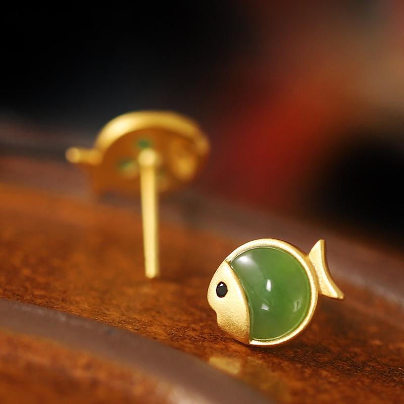 ・カテゴリ: 耳飾・主な素材: 925シルバー・装飾: 宝石・デザイン: 魚・カラー展開: ゴールド（和田玉）、ゴールド（和田碧玉）、ゴールド（南紅瑪瑙）・ポスト素材: シルバー
