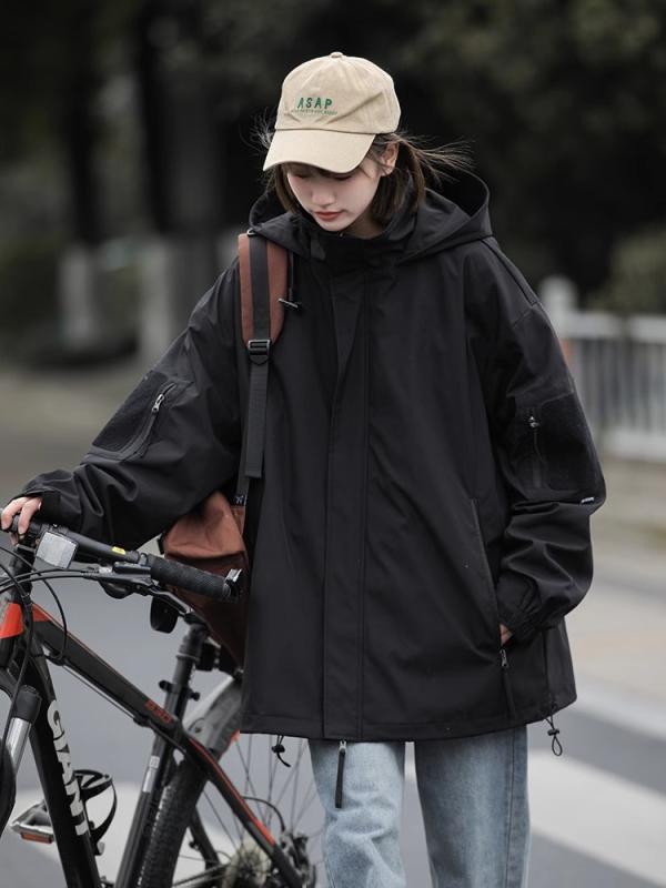 ・カテゴリ: ジャケット・スタイル: 日系工装・ネックライン: スタンドカラー・フィット感: ゆったり型・前立て: 拉链・フード: 连帽・厚み: 普通・柄: 無地・誤差範囲: 1-3cm・対象: 青少年・主な素材: （ポリエステル）・素材の含有量: ・裏地素材: （ポリエステル）・裏地素材の含有量: ・着用シーン: 日常・デザイン詳細: 魔术贴袋・裾のデザイン: 直下摆・加工: 防水・着丈: 常规・ポケットスタイル: 立体贴袋・着用方法: 外穿・袖丈: 長袖・カラー展開: 黒色,绿色・サイズ展開: M,L,XL,XXL,XXXL・袖のタイプ: レギュラースリーブ・対象年齢: 成人・性別: 男
