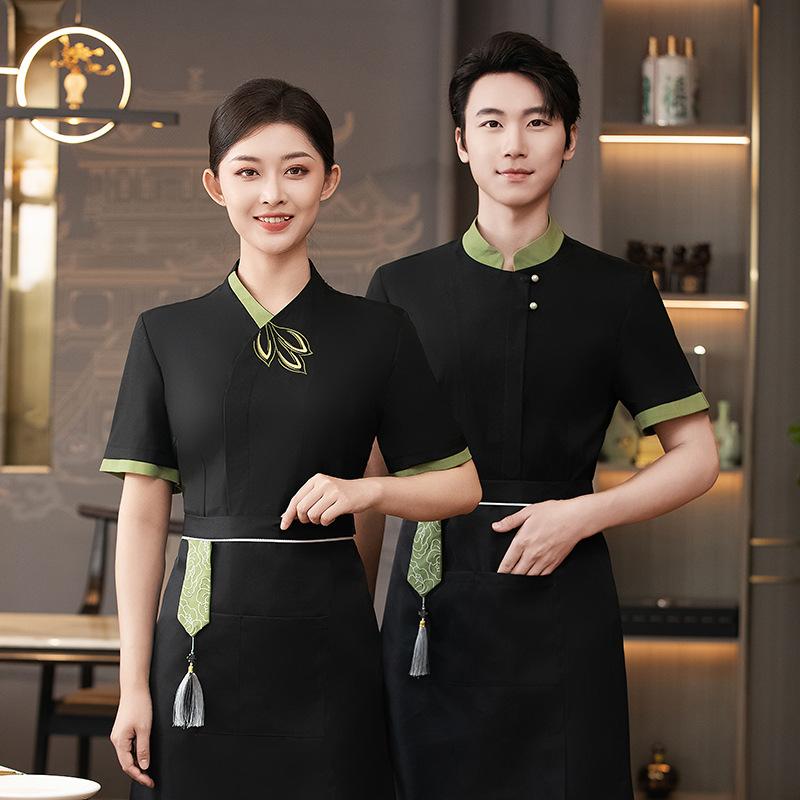 ・カテゴリ: 服装・スタイル: ホテル用制服・対象: ユニセックス・機能: 吸湿速乾・トップスの分類: トップス・ネックライン: スタンドカラー・袖の種類: レギュラースリーブ・袖丈: 半袖・パンツの長さ: 長ズボン・主な素材: ポリエステル95%以上・サブ素材: ポリウレタン30%以下・カラー展開: ブラック（レディース）、ブラック（メンズ）、ライトブルー（レディース）、ライトブルー（メンズ）、アップルグリーン（レディース）、アップルグリーン（メンズ）、レッド（レディース）、レッド（メンズ）、ネイビー（レディース）、ネイビー（メンズ）・サイズ展開: L、XL、2XL、3XL、4XL