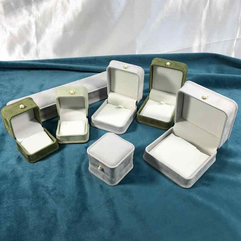 ・カテゴリ: ジュエリーボックス・素材: プラスチック（胶胚）、ベルベット・用途: アクセサリー・ジュエリー用収納・誤差範囲: 約2mm・タイプ展開: リングボックス、ペンダントボックス、ブレスレットボックス、パールボックス、スモールピアスボックス、ラージピアスボックス・カラー展開: アーミーグリーン、ライトグレー、ライトグリーン