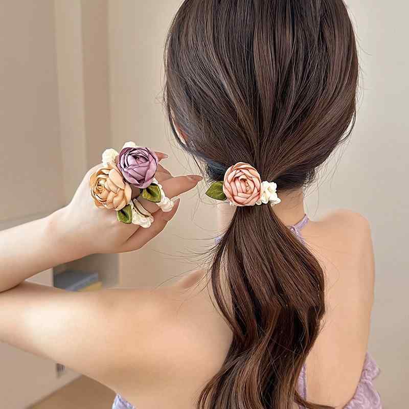・カテゴリ: ポニーテールヘアゴム・素材: 布・加工技術: ハンドメイド・カラー展開: ピンクフラワー、パープルフラワー、シャンパンフラワー・デザイン: バラ、フラワー・スタイル: エレガント、通勤、ファッション・タイプ: 高弾