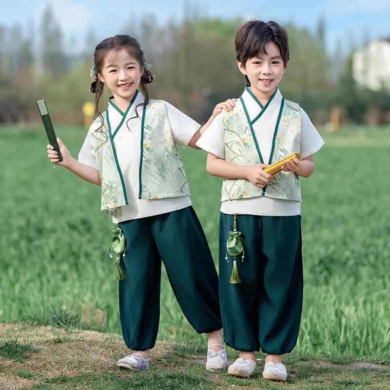 ・カテゴリ: 子供用旗袍・唐装・民族衣装・スタイル: チャイナ風・デザイン: 花柄・厚み: 普通・生地加工: 柔軟処理・主な素材: ポリエステル・素材含有量: 90%・カラー展開: グリーン・サイズ展開: 90cm、100cm、110cm、120cm、130cm、140cm、150cm、160cm、170cm、180cm・対象年齢: 3〜8歳（100〜140cm）・対象性別: 男女兼用