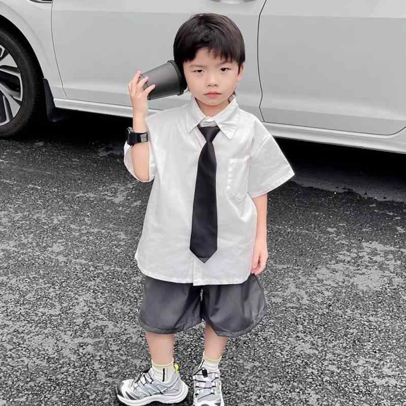 ・性別: メンズ・スタイル: 韓国風・セット内容: パンツスーツ・対象年齢: 中小の子供（3～8歳、身長100～140cm）・素材: ポリエステル、綿混紡・安全基準: B類・カラー展開: ホワイトポケット半袖+グレーショートパンツ+ブラックネクタイ、ホワイトポケット半袖+ブラックショートパンツ+ブラックネクタイ・サイズ展開: 身長100cm（体重15kg以上）、身長110cm（体重15-17.5kg）、身長120cm（体重17.5-22.5kg）、身長130cm（体重22.5-27.5kg）、身長140cm（体重27.5-32.5kg）、身長150cm（体重32.5-37.5kg）、身長160cm（体重37.5-42.5kg）、身長170cm（体重42.5-47.5kg）、身長180cm（体重47.5-52.5kg）・カテゴリ: 子供用セットアップウェア・セットアップ