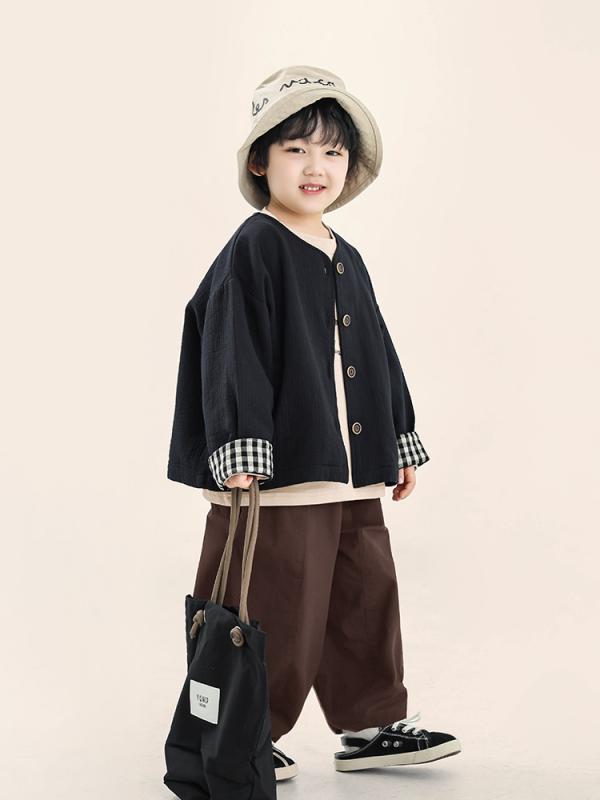 ・カテゴリ: 子供用アウター/ジャケット/コート・対象性別: 男の子・対象年齢: 中小童（3～8歳、身長100～140cm）・ネックライン: クルーネック・スタイル: 韓国風・柄: チェック・生地の厚さ: 普通・生地加工: 柔軟処理・フード: フードなし・要素: トレンド・袖丈: 長袖・安全基準: B類・主な素材: 綿 ・裏地素材: 綿・開閉仕様: シングルブレスト・カラー展開: ブラック、ブラウン・対応身長: 90cm、100cm、110cm、120cm、130cm、140cm・着丈: ショート丈