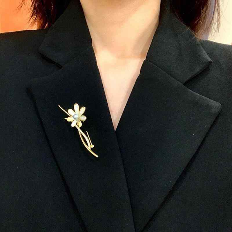・スタイル: 欧米・デザイン: デイジー・ギフト向け用途: 旅行記念、展示会、広告促進、社員福祉、周年記念、ビジネスギフト、開業式典・素材: 銅（18金コーティング）・装飾素材: 人工宝石（金メッキコーティング）・カラー: ゴールド・グレーシェルパール・カテゴリ: ブローチ