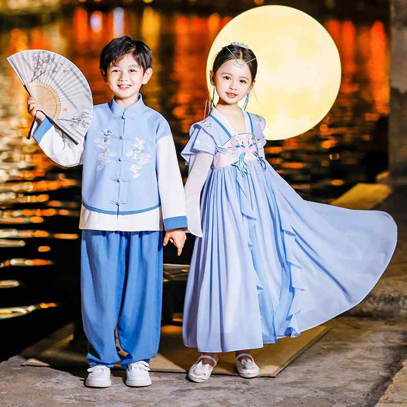 ・柄: 花柄・生地加工: ソフト加工・スタイル: 民族調、セットアップ・生地: シフォン・主な素材: 綿・厚さ: 普通・カラー展開: ブルー（男児向け）、ブルー（女児向け）・サイズ展開: 100cm、110cm、120cm、130cm、140cm、150cm、160cm、170cm、180cm、200cm・対象年齢: 3歳〜8歳（100cm〜140cm）・カテゴリ: 子供用旗袍・唐装・民族衣装
