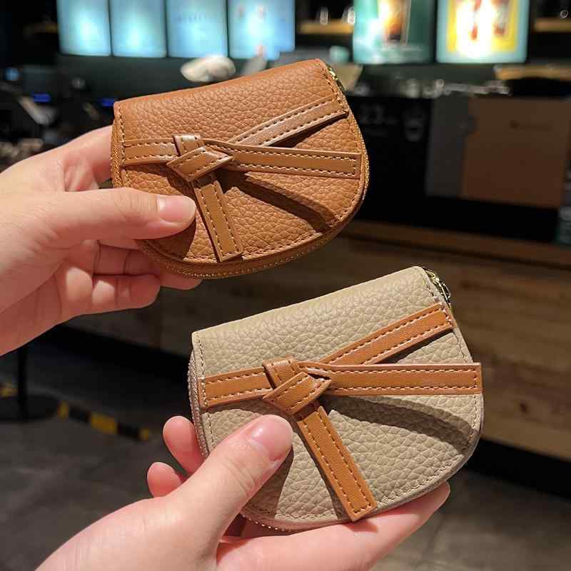 ・カテゴリ: 財布・カードケース・主な素材: PU・柄: 無地・性別: 女性・スタイル: ストリートカジュアル・カラー展開: ブラック、キャラメル、オレンジ、グレー・仕様: 11カードスロット、18カードスロット+2機能スロット・用途: 日常使い・裏地素材: PU・機能: 防水、耐摩耗、防犯、拡張可能、収納可能、防刃、スキミング防止・デザイン特徴: リボン