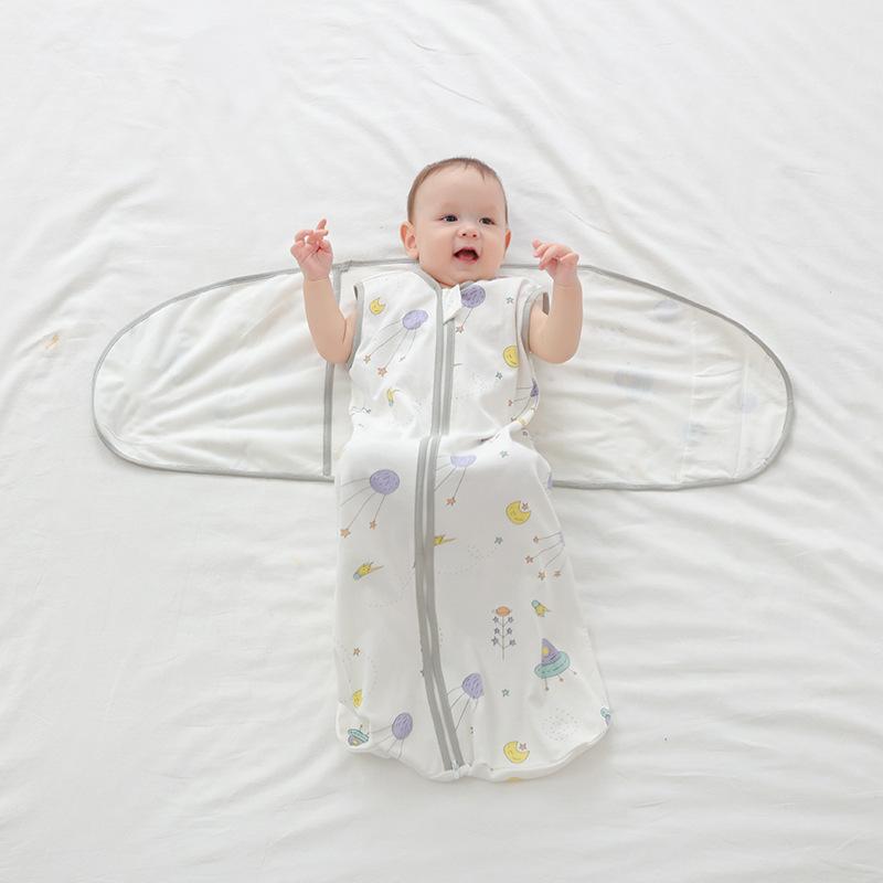 ・カテゴリ: 睡袋・対象年齢: 新生児、乳幼児(0-1歳)・スタイル: 蚕繭式・生地の厚さ: 薄手・ファスナー素材: ナイロン・柄: キャラクター・長さ: 80cm・カラー展開: 恐竜（セット）、エイリアン（セット）、ボーダー（セット）、ダークグレー（セット）、恐竜（ウイングのみMサイズ）、エイリアン（ウイングのみMサイズ）、ボーダー（ウイングのみMサイズ）、ダークグレー（ウイングのみMサイズ）、恐竜（ベストのみ）、エイリアン（ベストのみ）、ボーダー（ベストのみ）、ダークグレー（ベストのみ）・サイズ展開: S（0-4ヶ月）、M（5-8ヶ月）、L（8-12ヶ月）・安全基準: A類