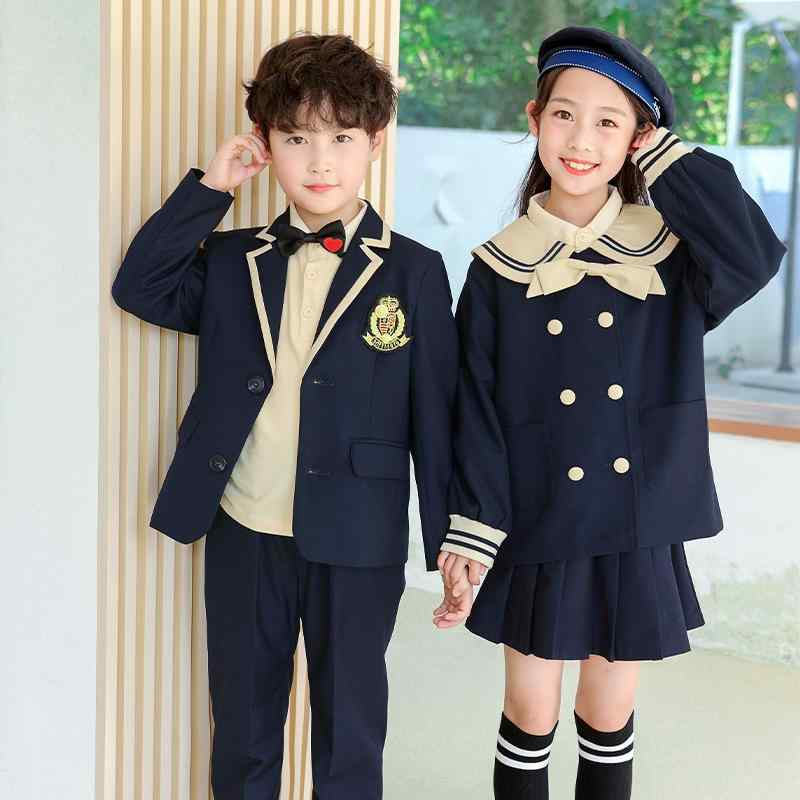 ・カテゴリ: 校服・スタイル: ブリティッシュスタイル・対象年齢: 3〜8歳（身長100〜140cm）・対象性別: 男女兼用・留め具のタイプ: シングルブレスト・主な素材: ポリエステル・素材の含有量: 50%〜70%・フードの有無: フードなし・カラー展開: 男の子2点セット、女の子2点セット、男の子3点セット、女の子3点セット、男の子4点セット（スーツ制服＋夏用セット）、女の子4点セット（スーツ制服＋夏用セット）・サイズ展開: 100cm、110cm、120cm、130cm、140cm、150cm、160cm、170cm、180cm・セット内容: 長袖＋パンツ