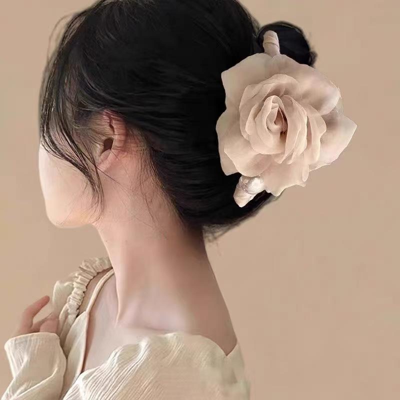 ・カテゴリ: ヘアアクセサリー・スタイル: フェミニン、ガーリー・タイプ: ヘアクリップ、バンスクリップ・デザイン: バラ、パール・カラー展開: グレー、レッド、アプリコット、小豆色、ブラウン、イエロー、アイボリー、ブラック、ピンク、ブルー・対象: レディース