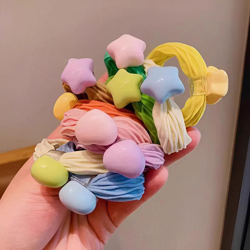 ・スタイル: 韓国風・対象: 子ども・ヘアクリップ分類: サイドクリップ・セット内容: 子ども用ヘアアクセサリー・デザイン: ハート、幾何学・主な素材: 布・加工工程: 手作業・モチーフ: 虹、マカロン、キャンディ・対象年齢: 3〜6歳、6〜10歳、10歳以上・カラー展開: ディープグリーン（ハート）、キャンディカラー（ハート）、ディープグリーン（スター）、キャンディカラー（スター）、メアードブラウン（5本セット）、マカロンカラー（5本セット）、キャンディカラー（リボン）、キャンディカラー（フラワー6点）、スイートカラーリボンヘアゴム（10点セット）、ブライトカラーリボンヘアゴム（10点セット）、カラーリボンヘアゴム（10点セット）、ジェリーカラーリボンヘアゴム（10点セット）、ダークカラーリボンヘアゴム（10点セット）、ブラックリボンヘアゴム（10点セット）・カテゴリ: ヘアアクセサリー